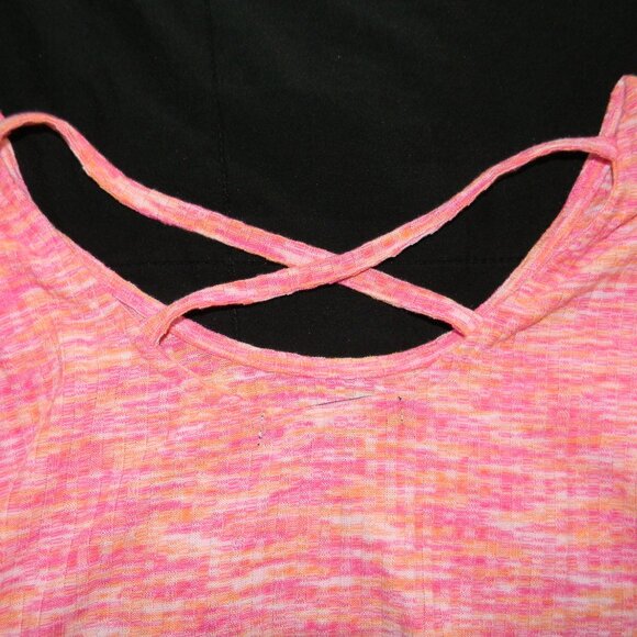 Almost Famous Pink Cropped Tee Asymmetrical Hem V Hem Back Detail Sz L NWT - Picture 3 of 4